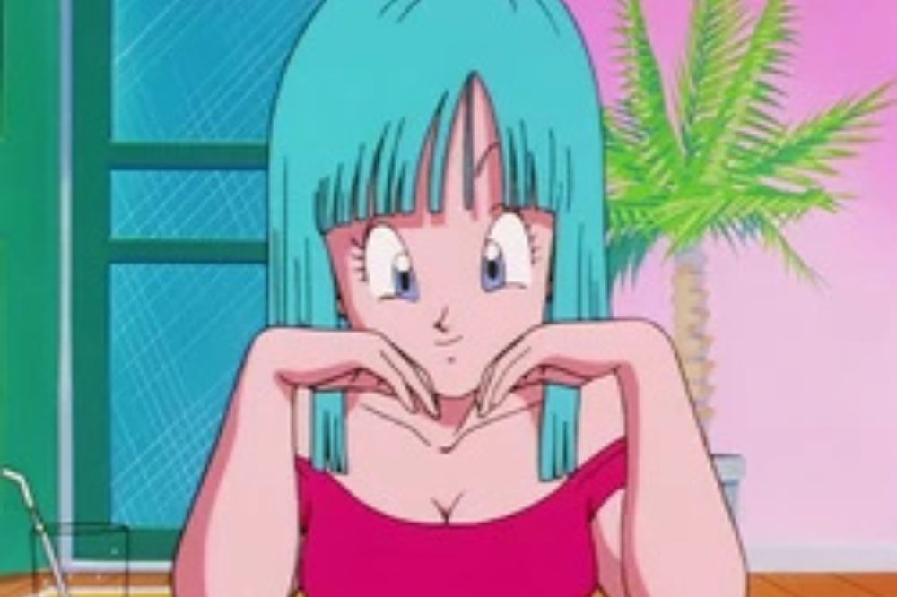 Maron de Dragon Ball Z, jeune femme aux cheveux bleus turquoise, vêtue d’un haut rose vif et affichant un air séducteur.
