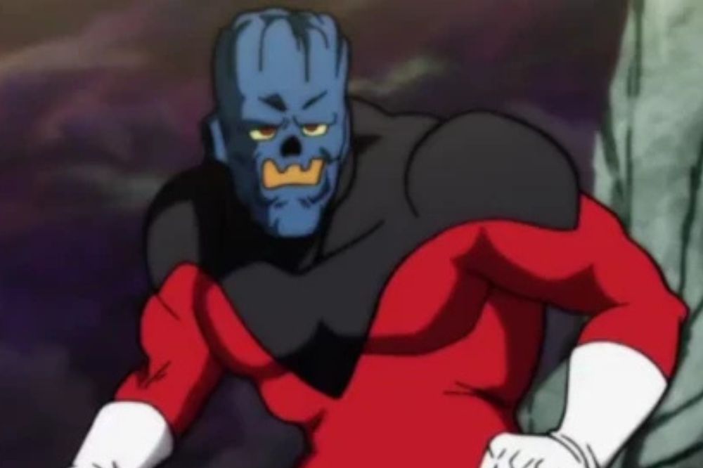 Guerrier musclé portant une combinaison rouge et noire, avec une peau bleue et un visage ressemblant à un masque de pierre.